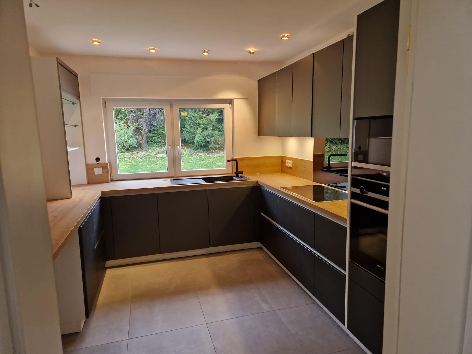 Bild 19 Schwarz Grifflos Holz.JPG